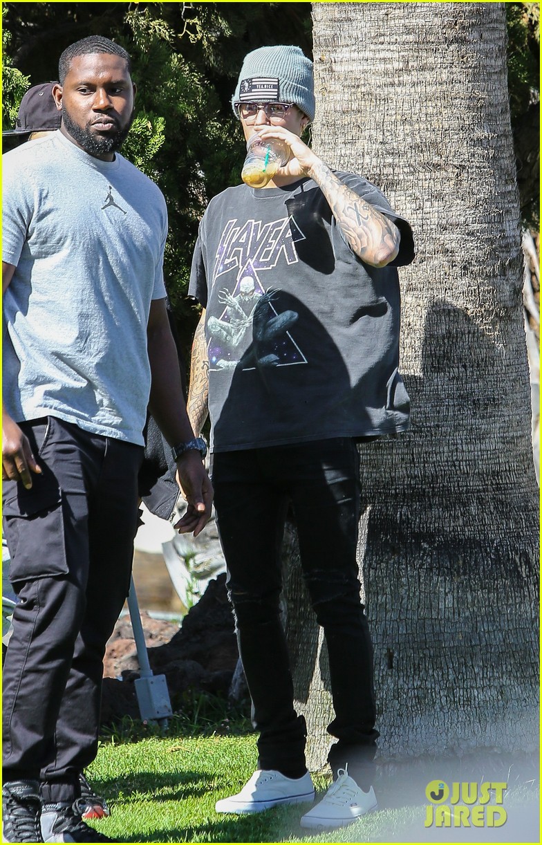 justin bieber plays a morning game of mini golf 383612620