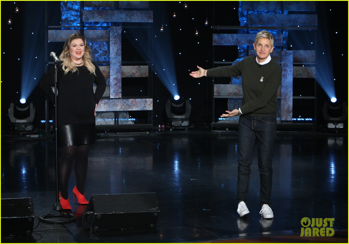 Kelly Clarkson Talks About Her Emotional 'Americal Idol' Performance on(01)