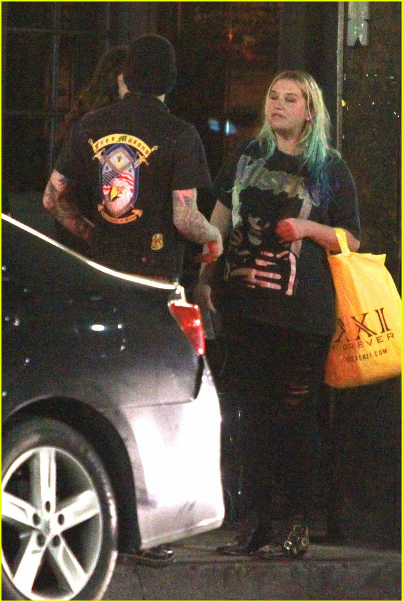kesha spotted out with friends feliz 08