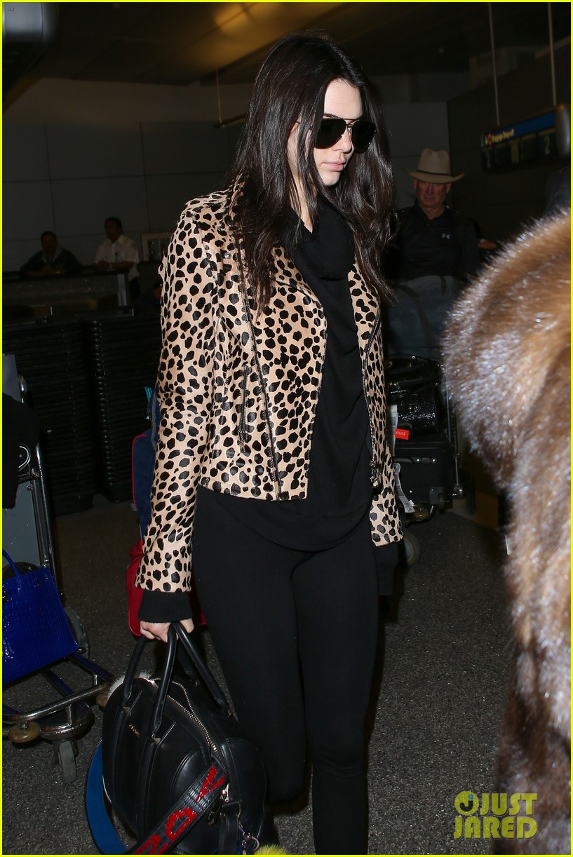 kris jenner spots kendall at the airport 27