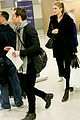 jude law and his bae walk around the airport 03