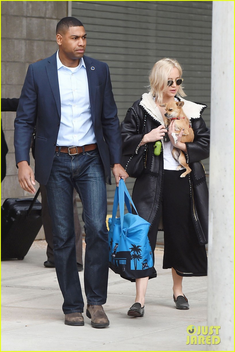 jennifer lawrence arrives in nyc with pup 093611188