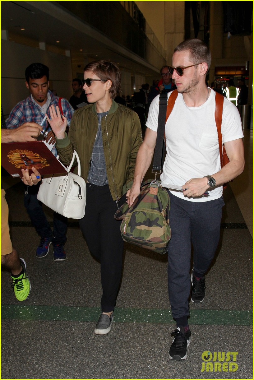 kate mara jamie bell hold hands for flight out of town 153595105