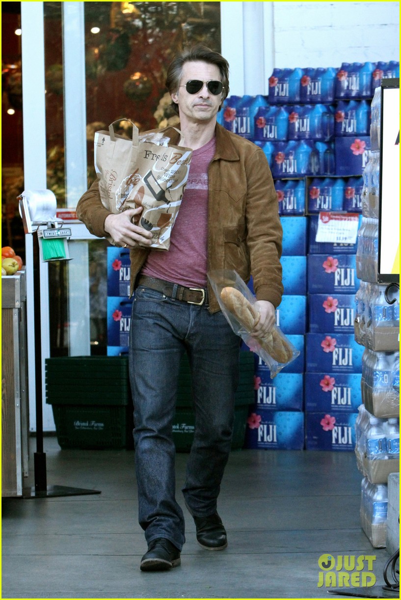 olivier martinez buys his baguette during his grocery run 033595120