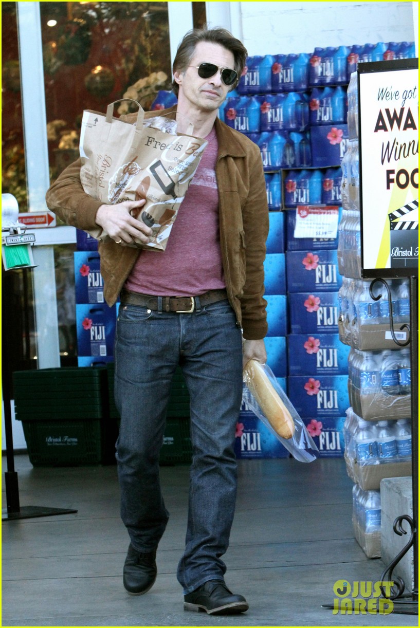 olivier martinez buys his baguette during his grocery run 14