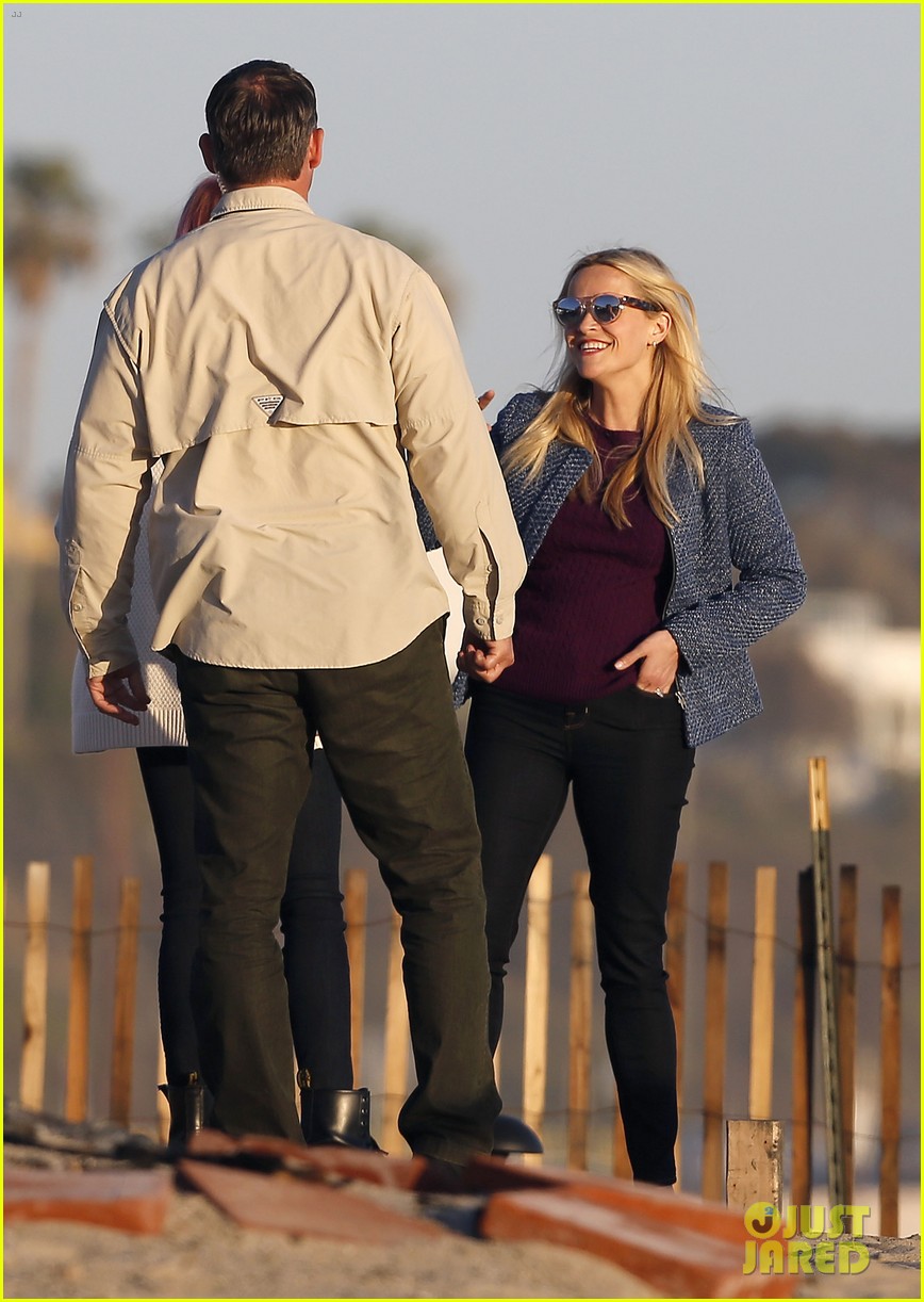 reese witherspoon takes family trip to the beach 053609261