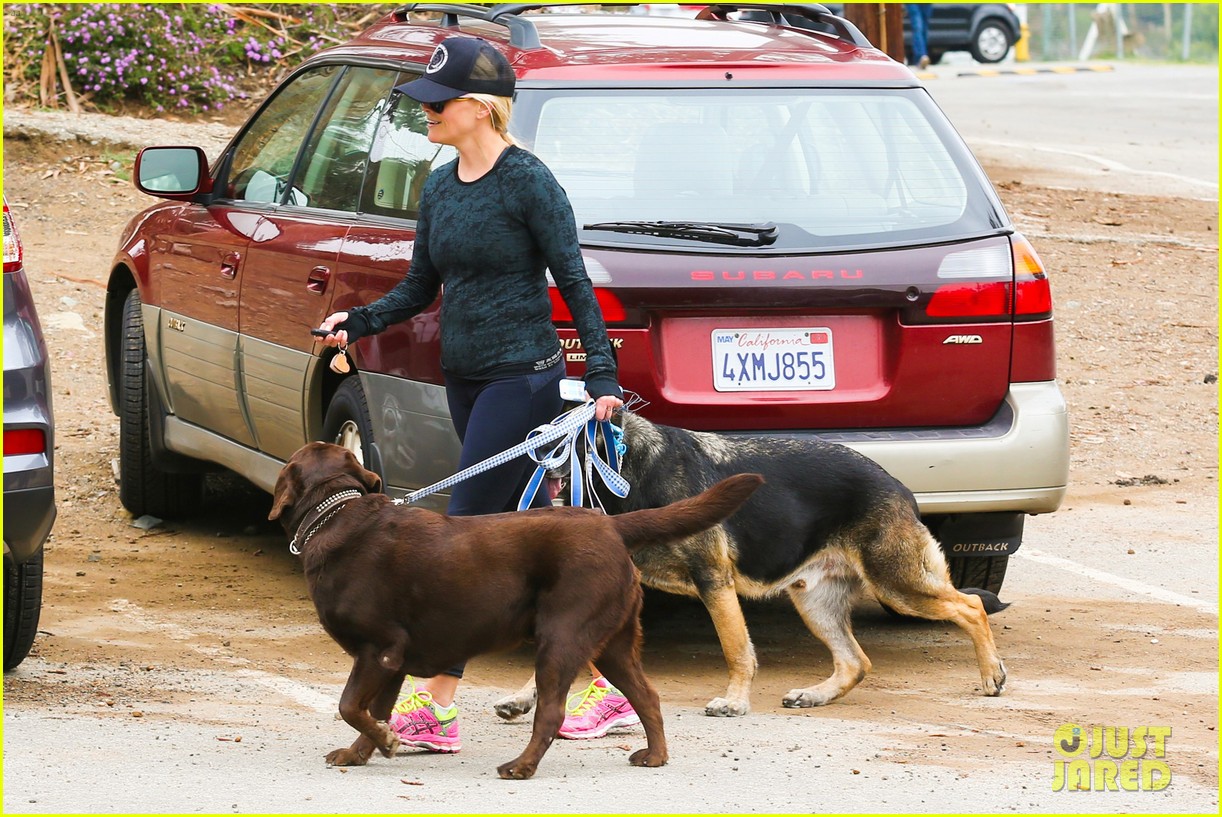 reese witherspoon hike dog brentwood 24