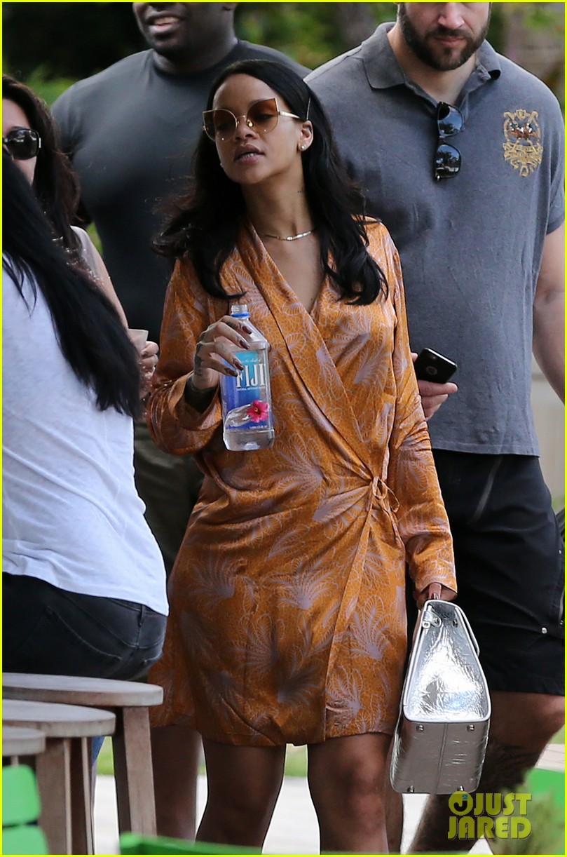 rihanna hangs by the pool in miami 093605944