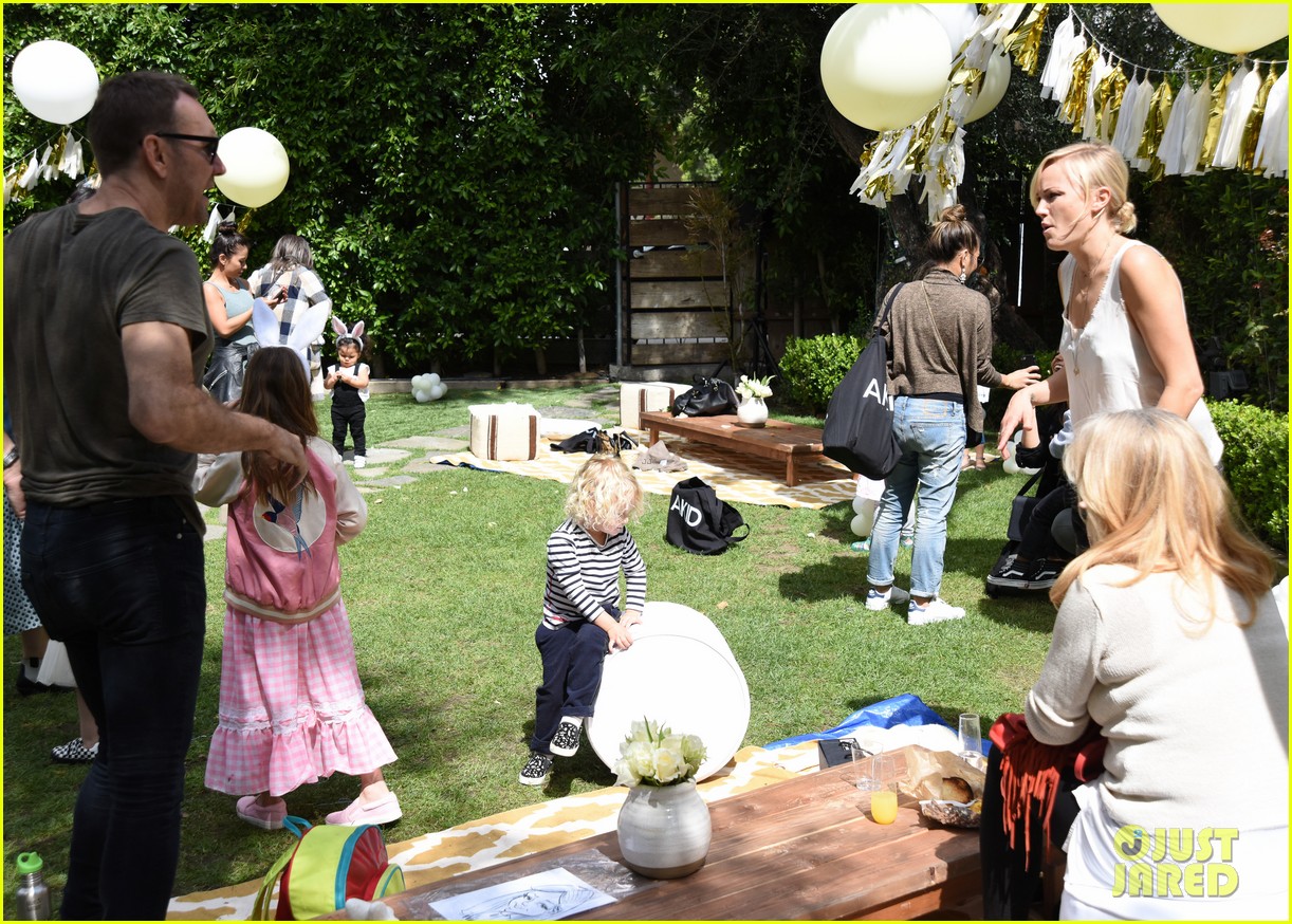 gavin rossdale brings his three sons to easter egg hunt 16