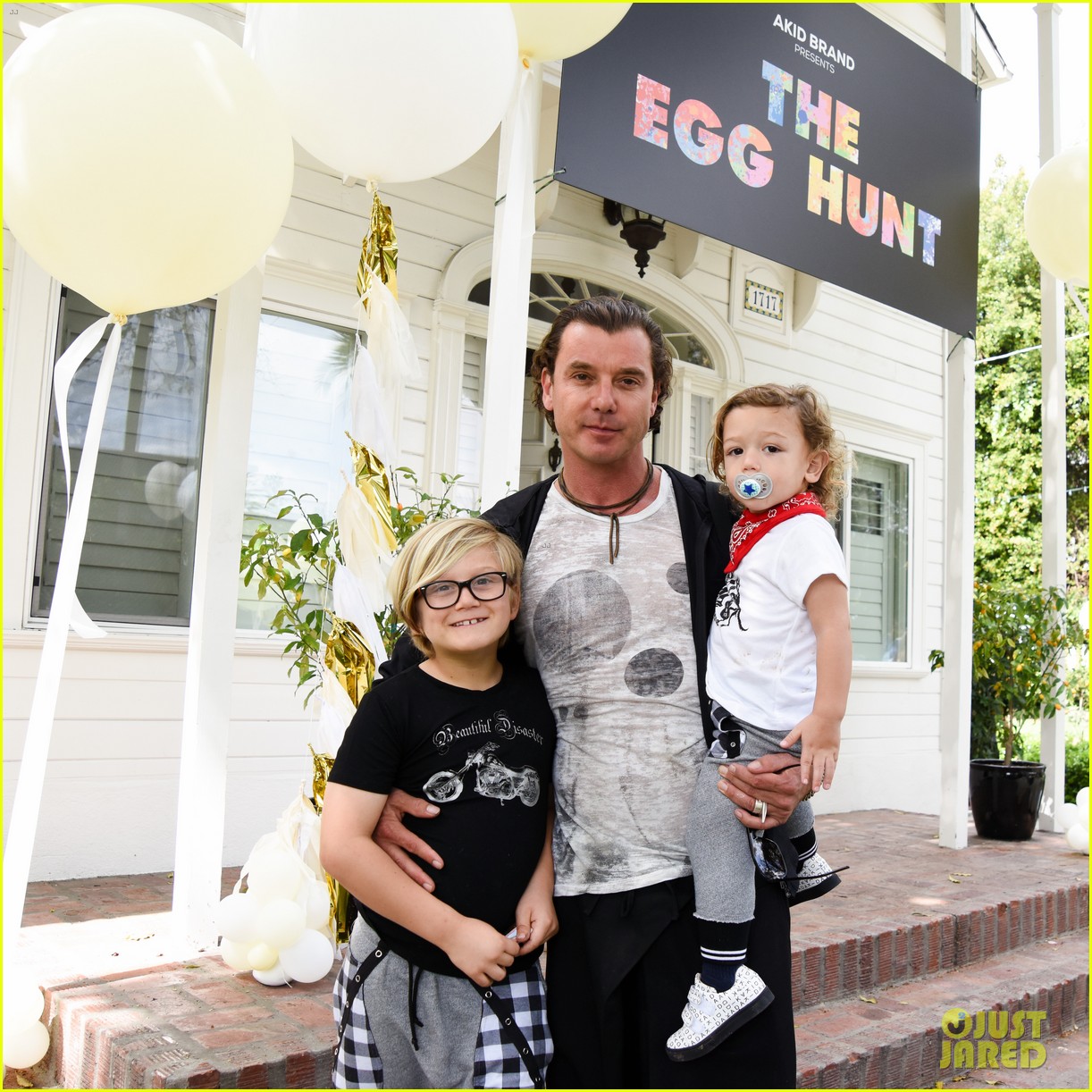 gavin rossdale brings his three sons to easter egg hunt 193605594