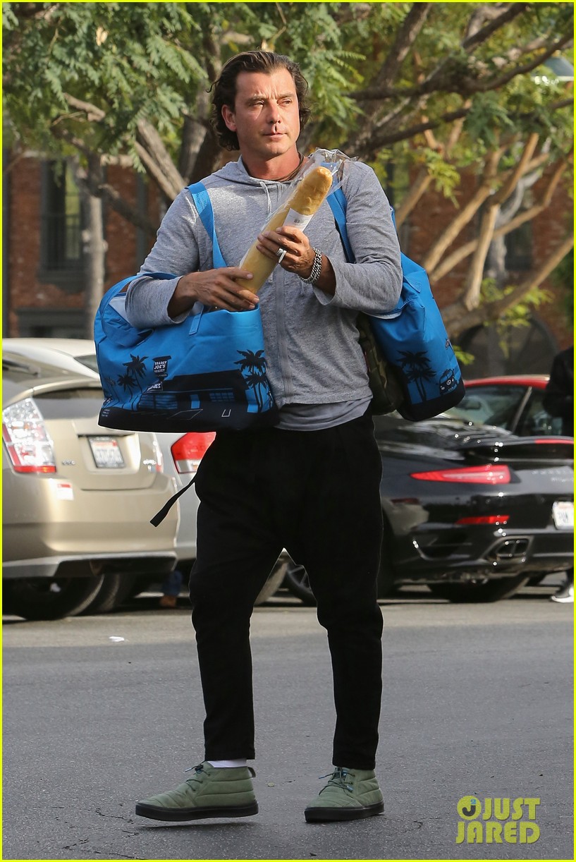 gavin rossdale picks up a baguette during grocery run 133617177
