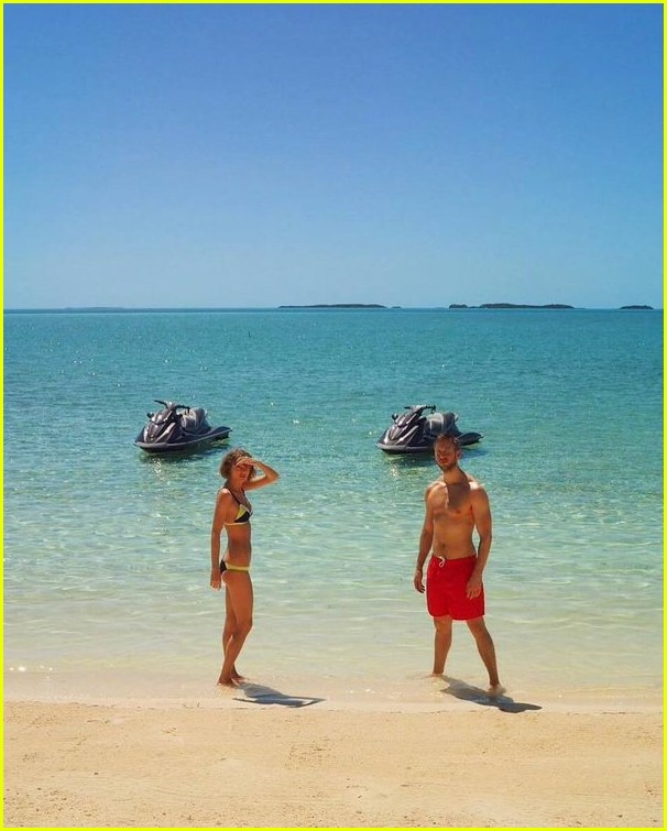 taylor swift calvin harris share pics from romantic beach vacation 033606578