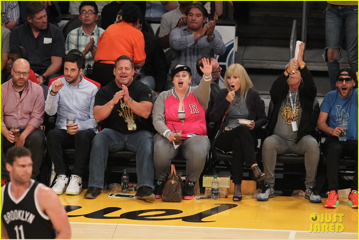 rebel wilson cheers on lakers with mystery man by her side 05
