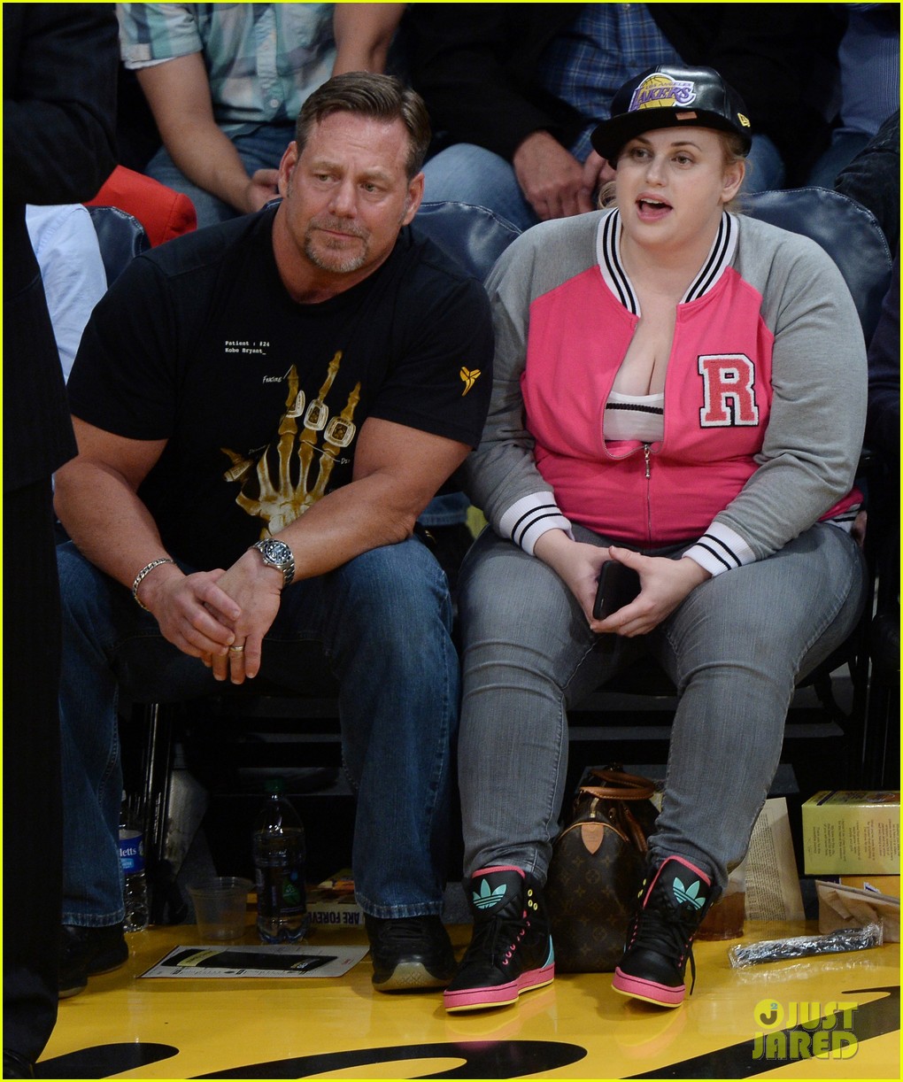rebel wilson cheers on lakers with mystery man by her side 133595618