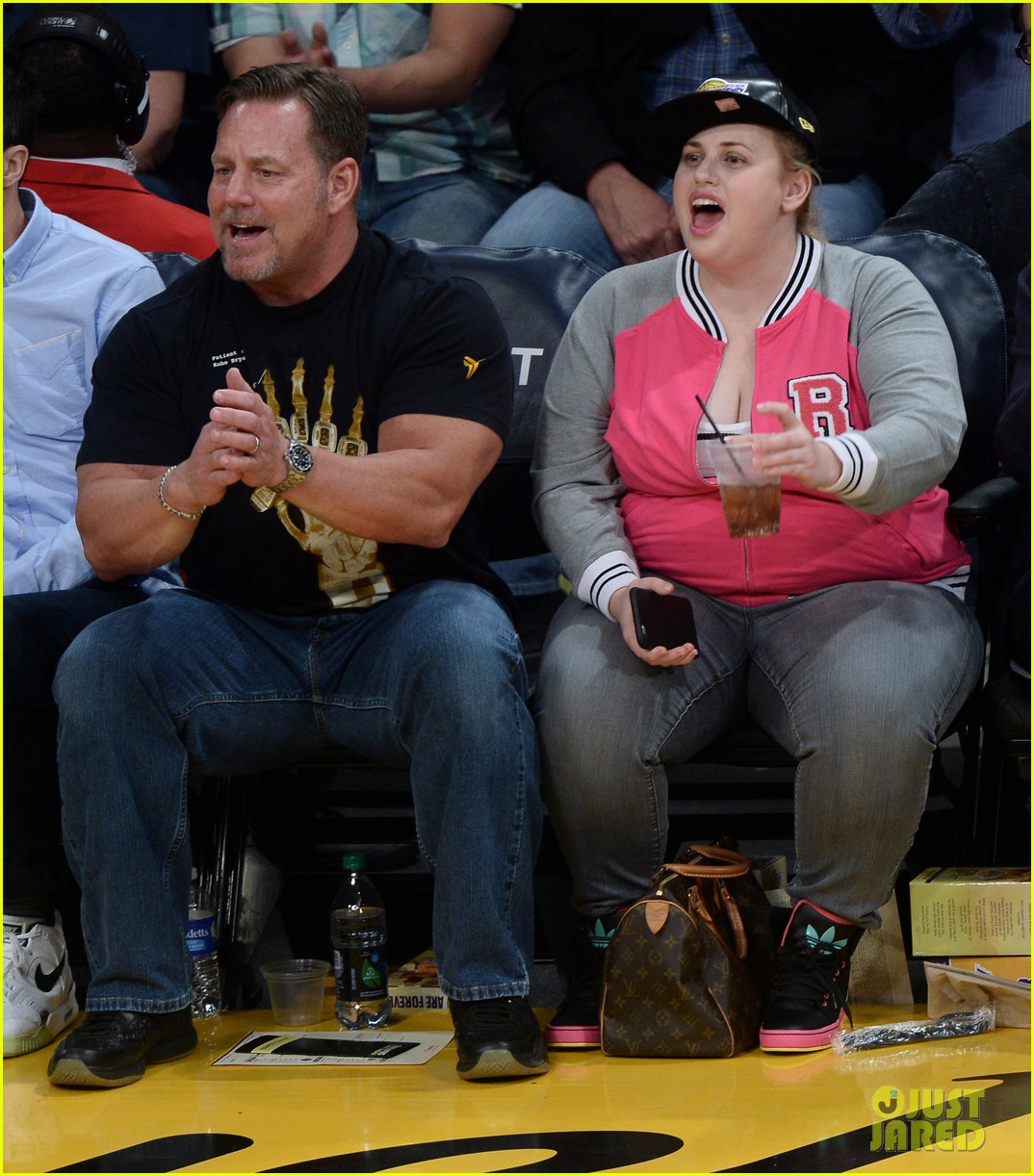 rebel wilson cheers on lakers with mystery man by her side 14