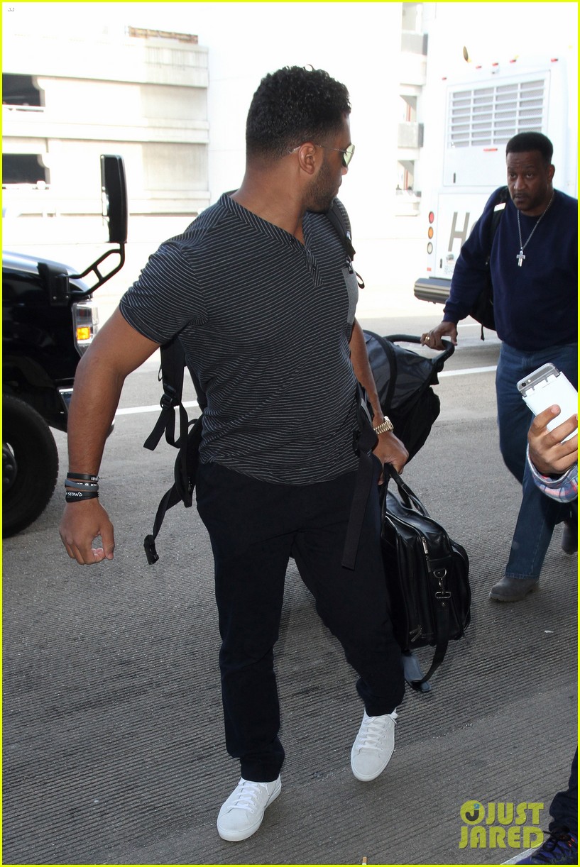 russell wilson catches a flight with ciara son future 013595108