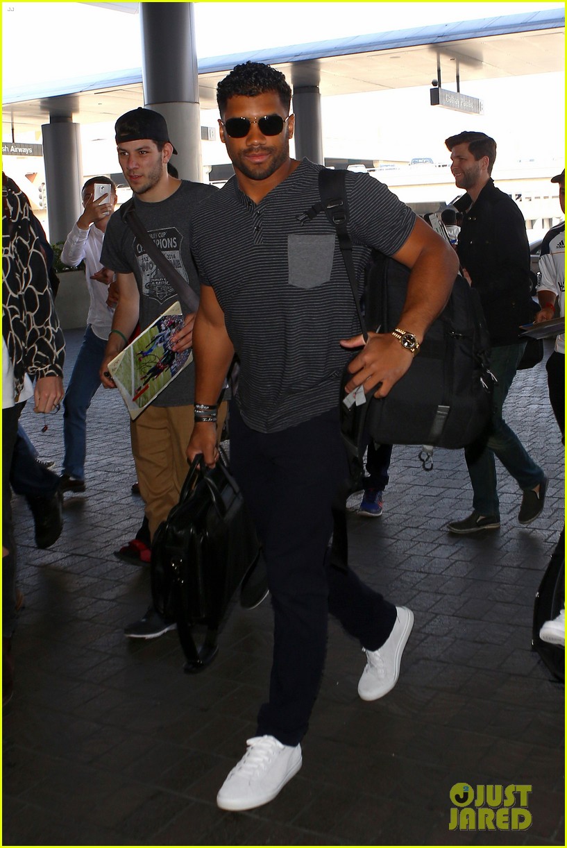 russell wilson catches a flight with ciara son future 033595110
