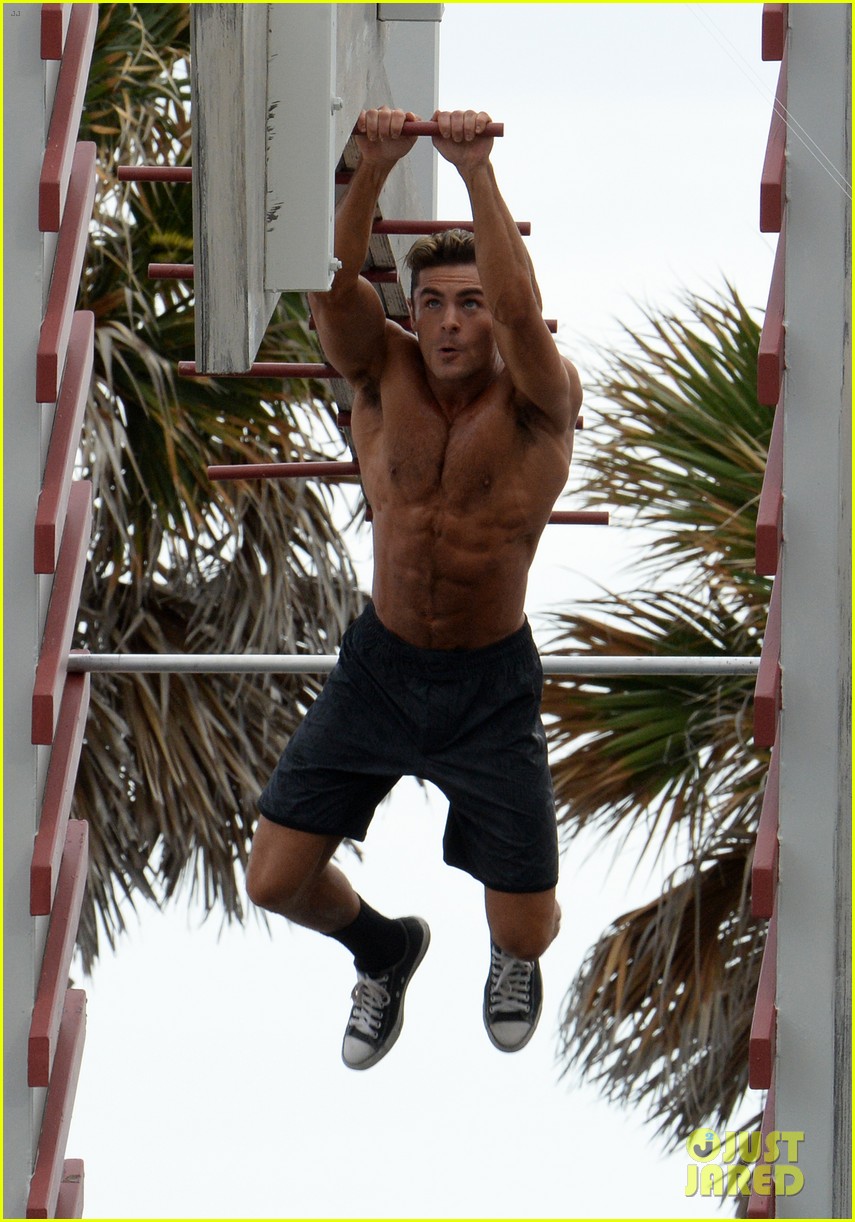 zac efron abs shirtless obstacle course baywatch 153600144