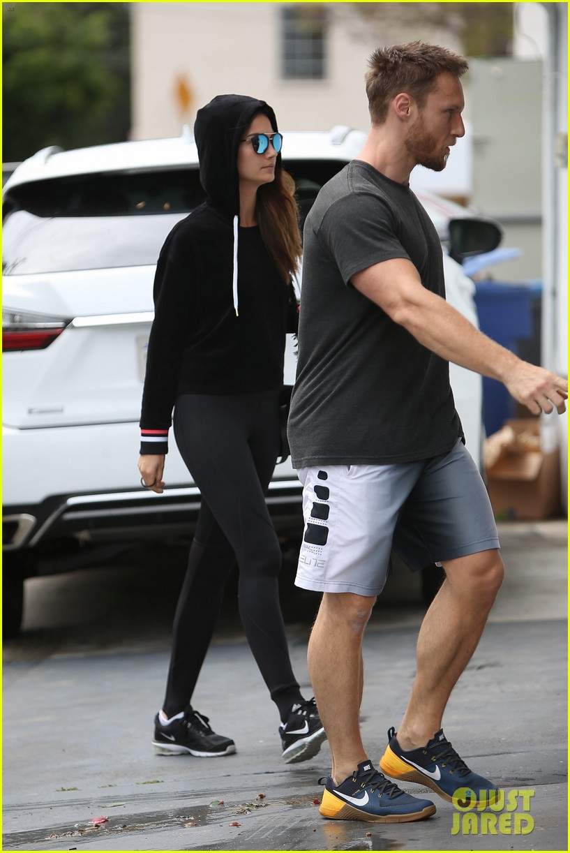 lily aldridge bundles up for weekend workout with jason walsh 043628036