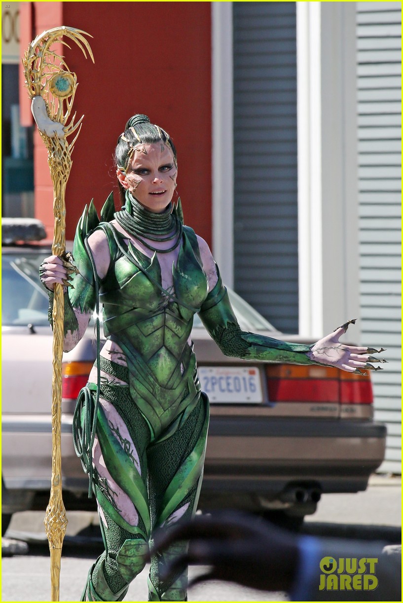 Elizabeth Banks Gets Into Action as Rita Repulsa on 'Power Rangers' Set