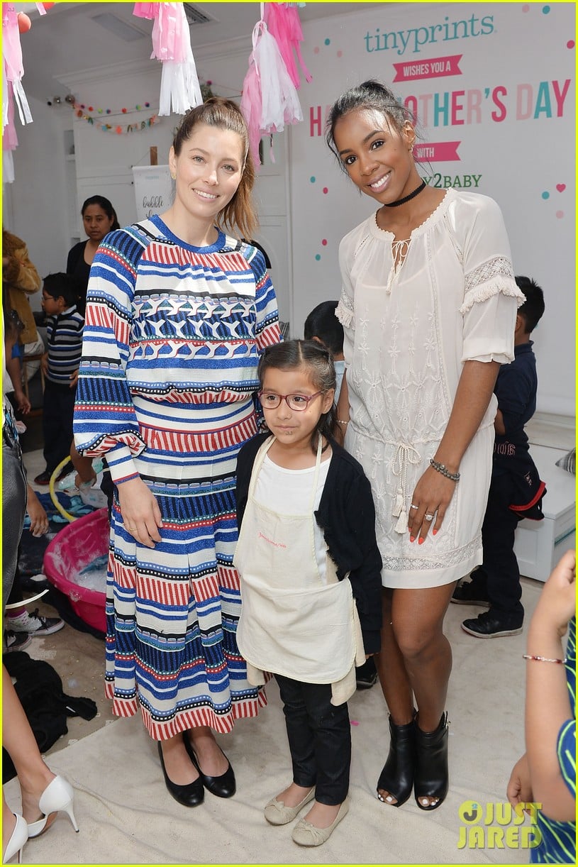 Jessica Biel Helps Host Mother’s Day Playdate at Au Fudge Photo(01)