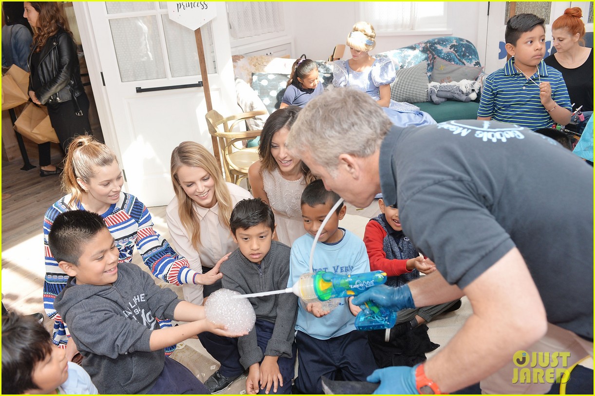 Jessica Biel Helps Host Mother’s Day Playdate at Au Fudge Photo