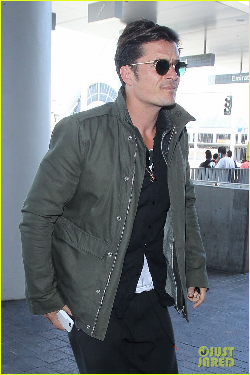 orlando bloom pulls off cool airport style for trip to paris 04