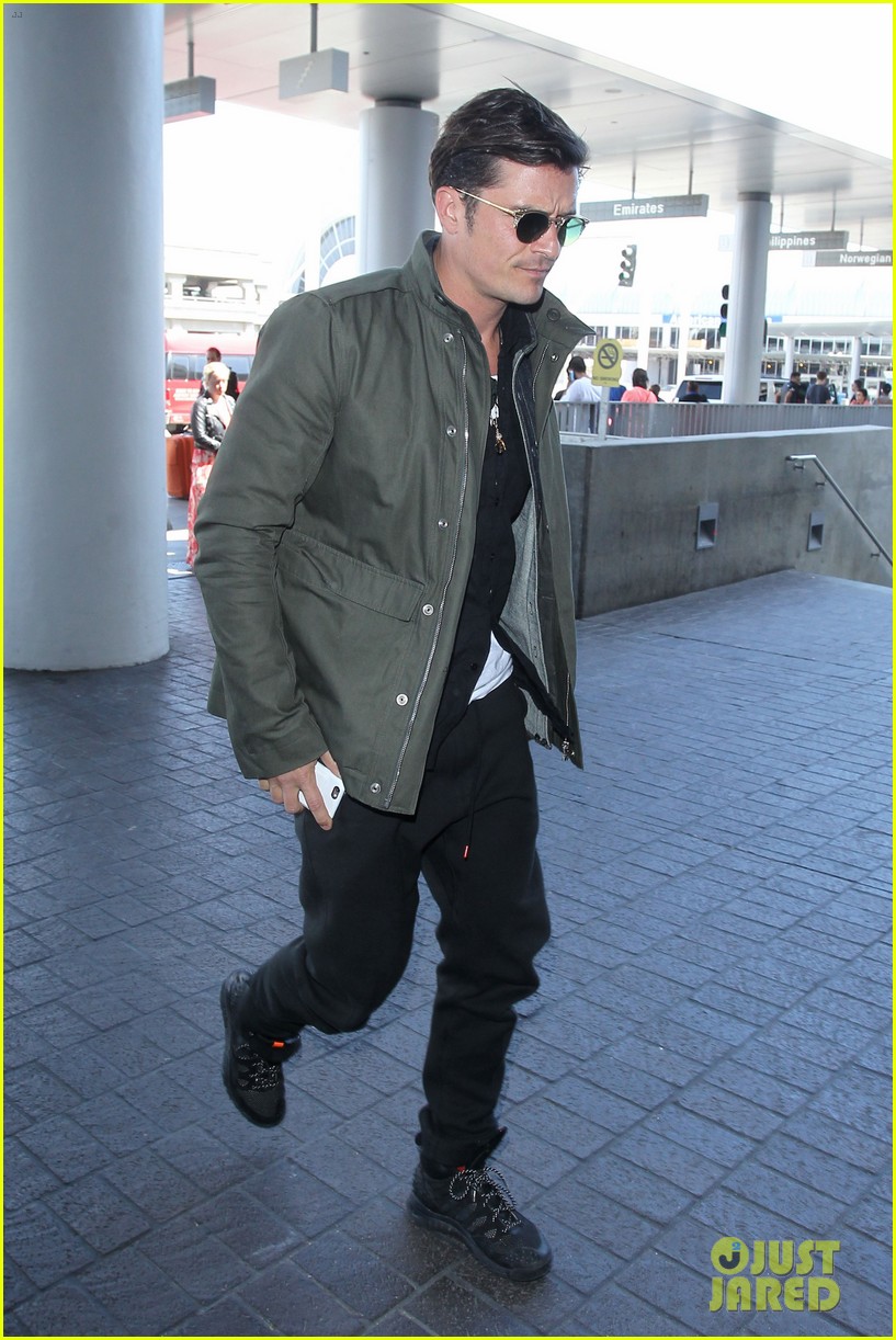 orlando bloom pulls off cool airport style for trip to paris 223641143