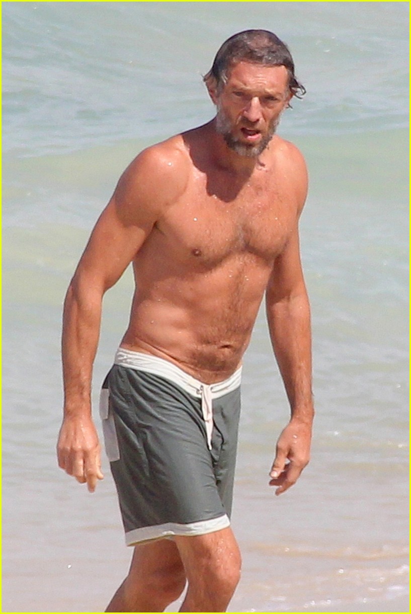vincent cassel goes shirtless on brazil beach 02