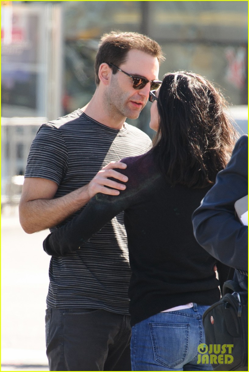 courteney cox kisses johnny mcdaid before flight out of london 09