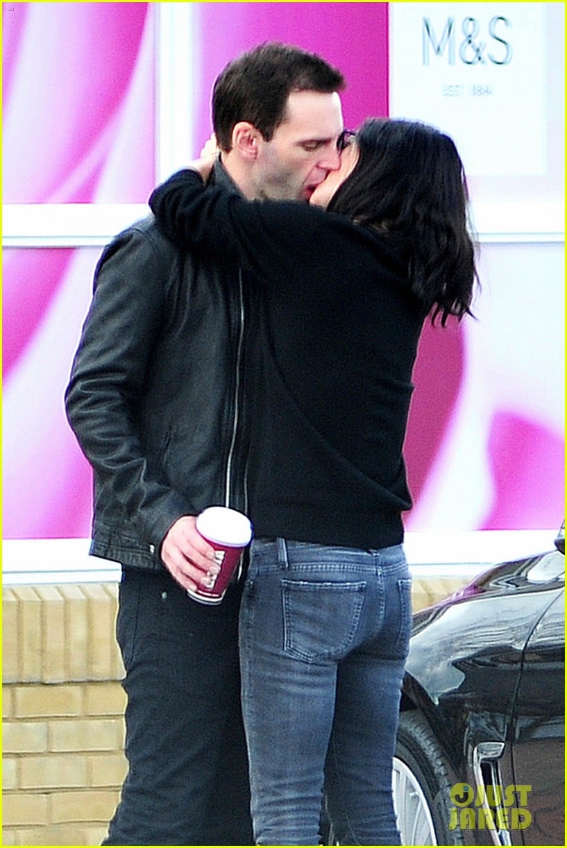 Courteney Cox Kisses Johnny McDaid Before Her Flight Home Photo(01)