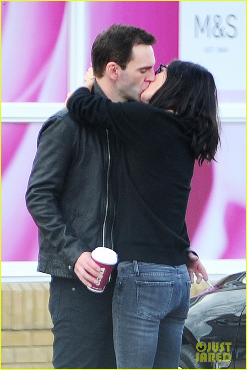 Courteney Cox Kisses Johnny McDaid Before Her Flight Home Photo