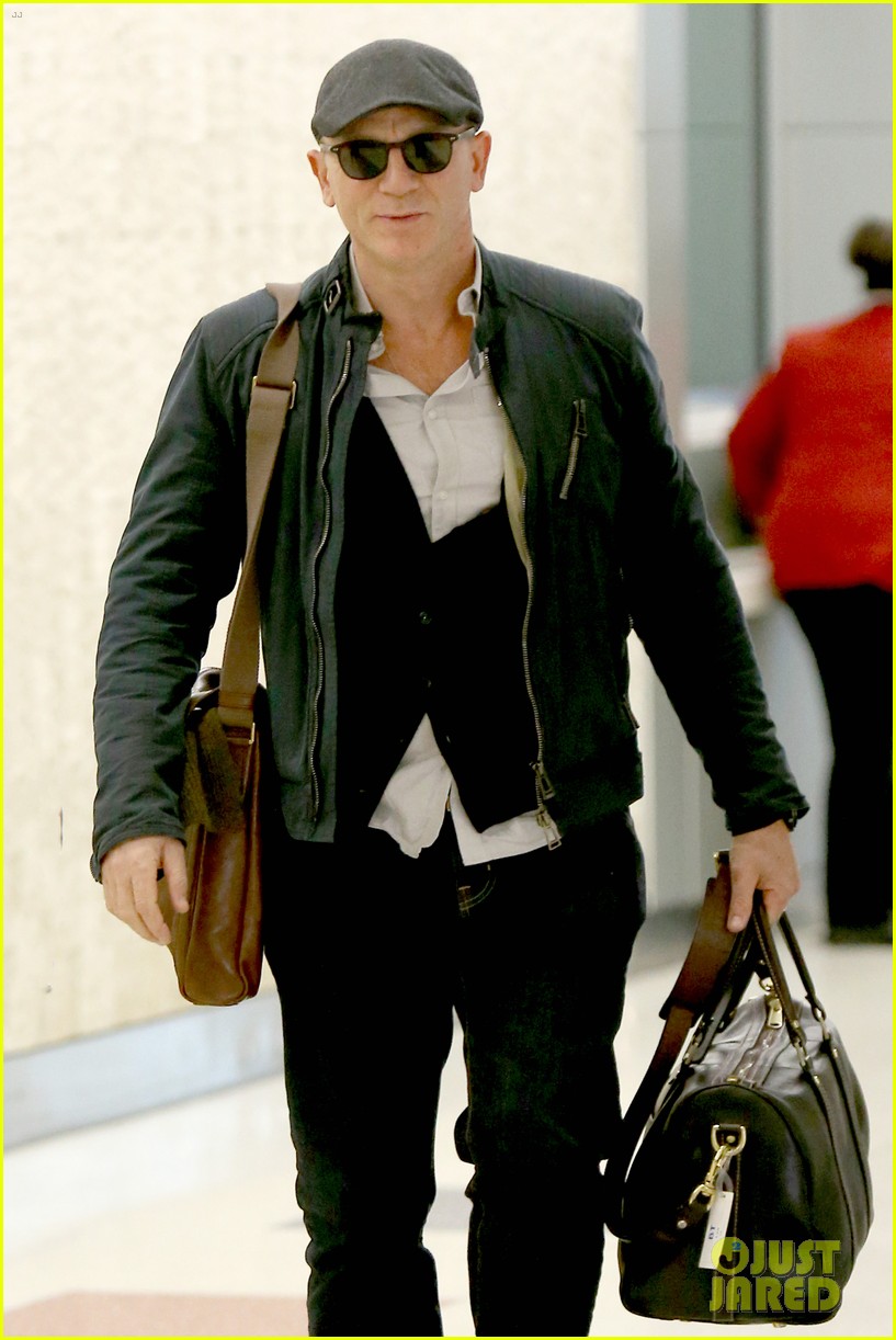 daniel craig flashes a big smile after arriving in new york 113637360