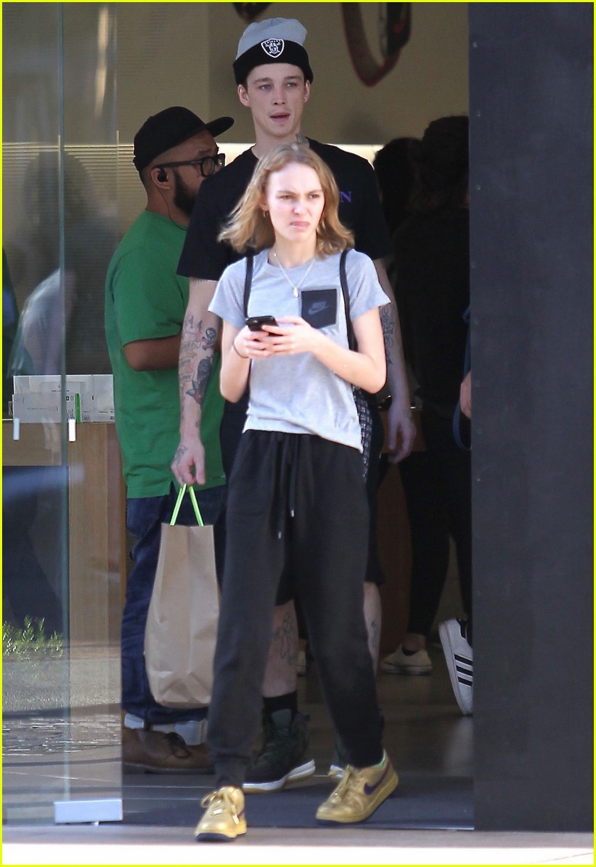lily rose depp with friends at grove 063642178