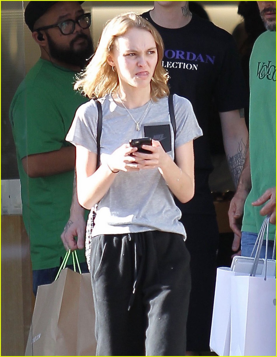 lily rose depp with friends at grove 093642181