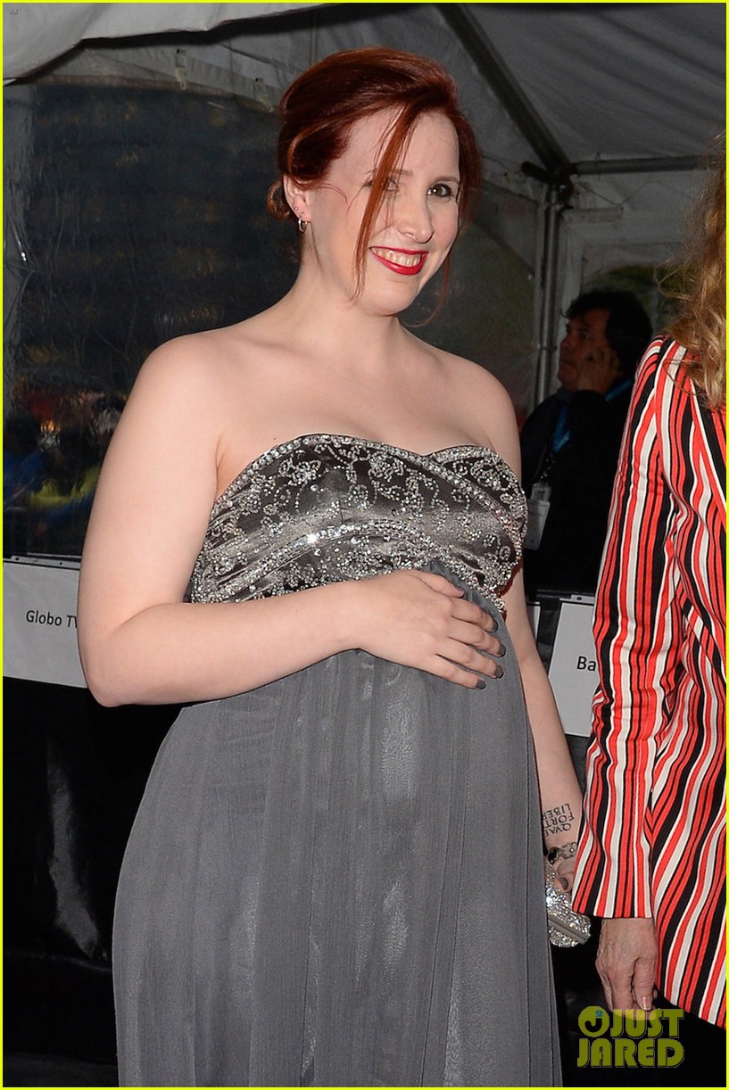dylan farrow reveals shes pregnant with a baby girl 043641165