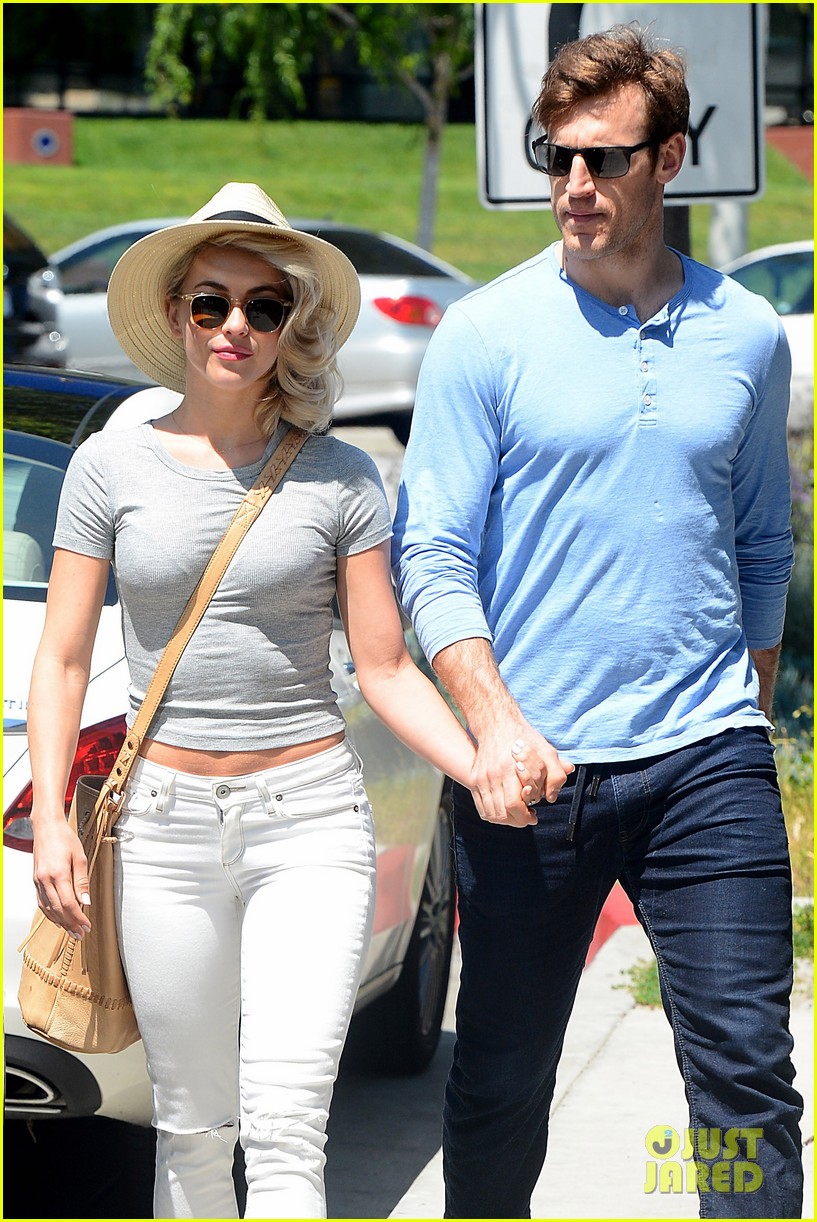 Brooks Laich Has Beach Workout Plans With Fiance Julianne Hough Photo(02)