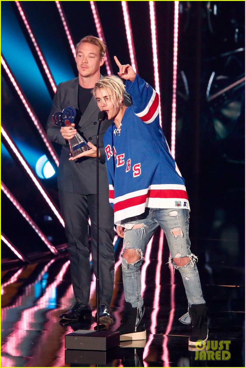 justin bieber wins male artist of the year 2016 iheart radio awards 053621878