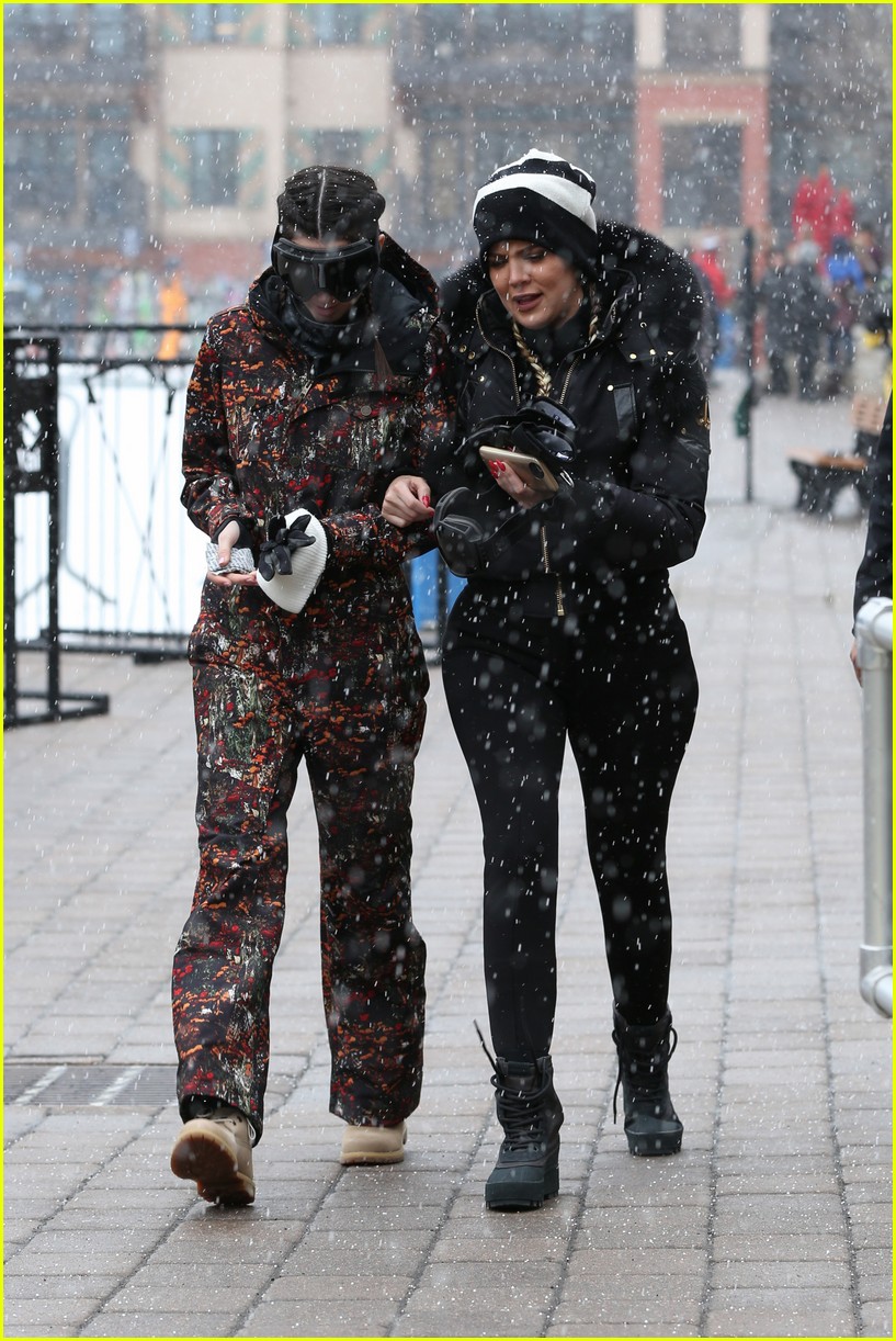 kendall kylie jenner skiing with sisters 163623371