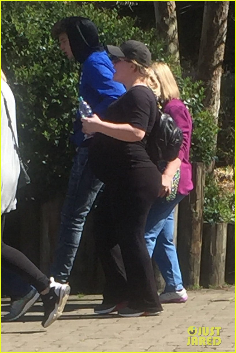 very pregnant kelly clarkson goes to zoo with family 013622845