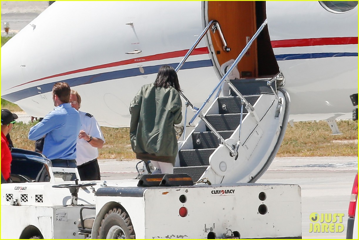 Kris Jenner Jets Kardashian Family Off to Surprise Location Photo