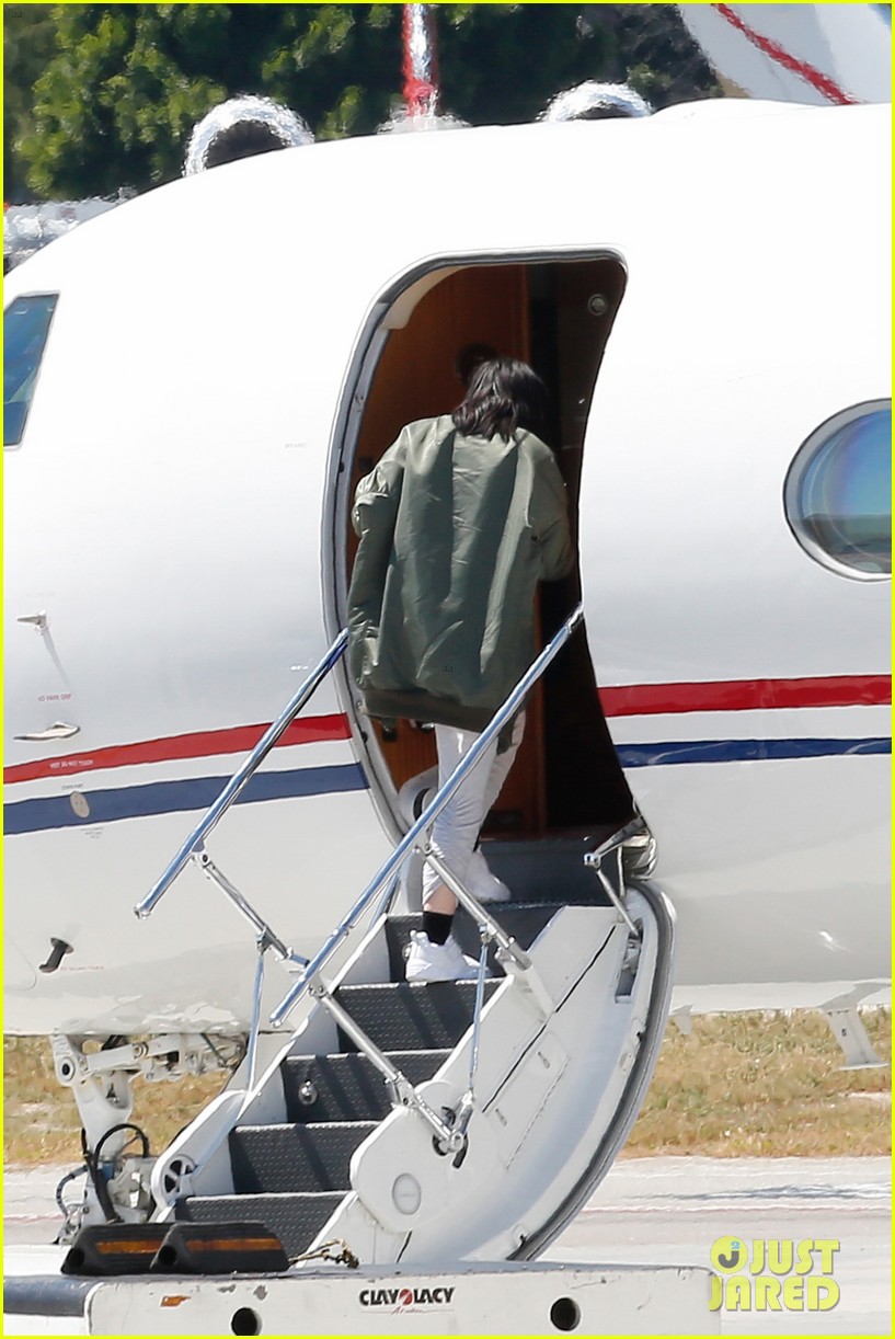 Kris Jenner Jets Kardashian Family Off to Surprise Location Photo(01)