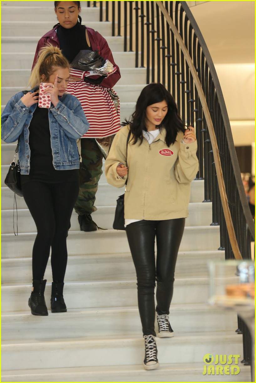 kylie jenner gets a facial from hailey baldwin 323630032