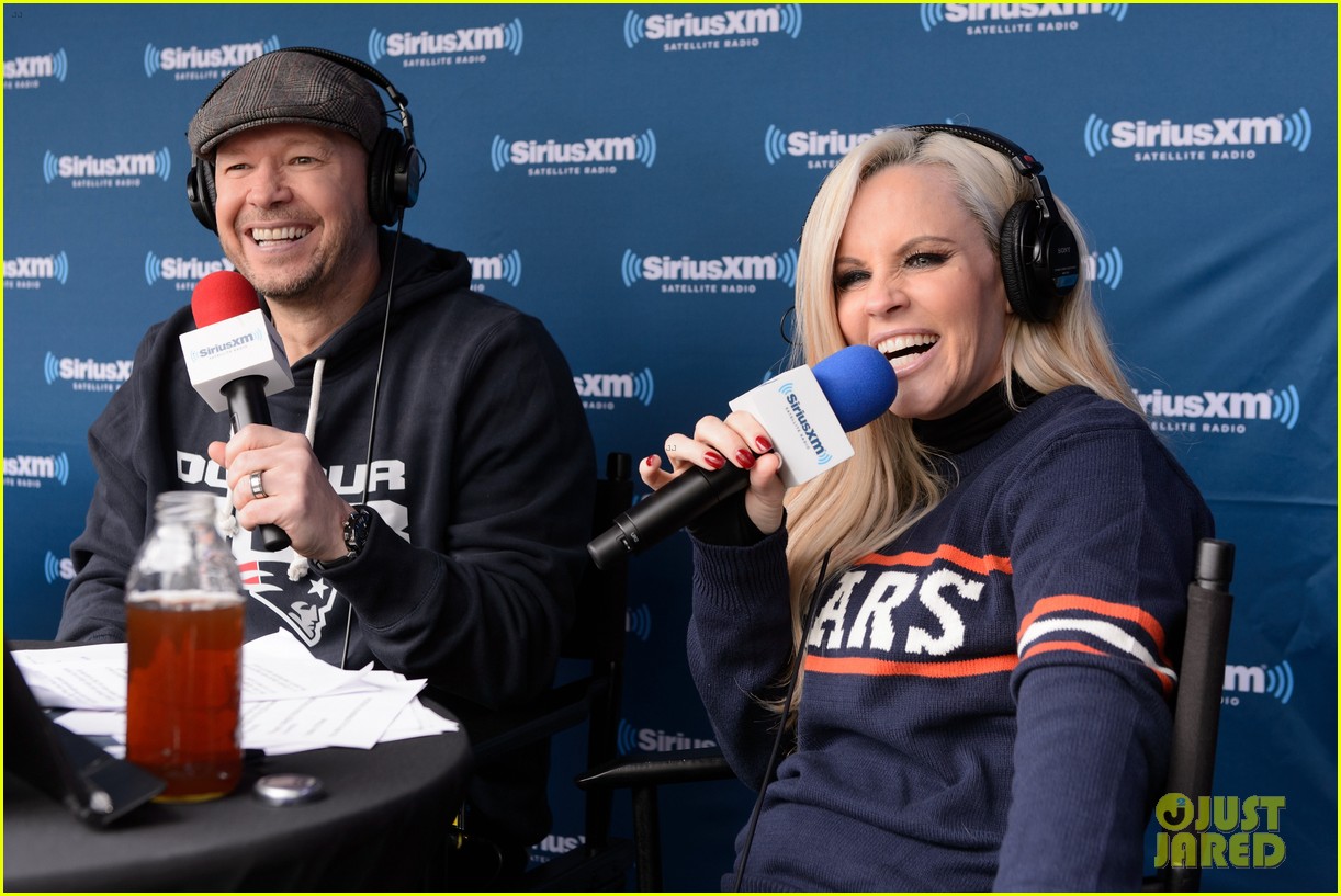 jenny mccarthy donnie wahlberg say their football rivalries test their love 123642905