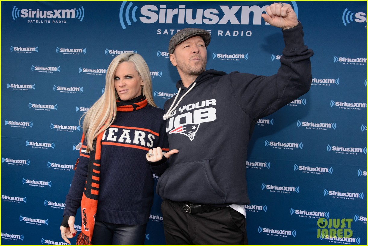 jenny mccarthy donnie wahlberg say their football rivalries test their love 143642907