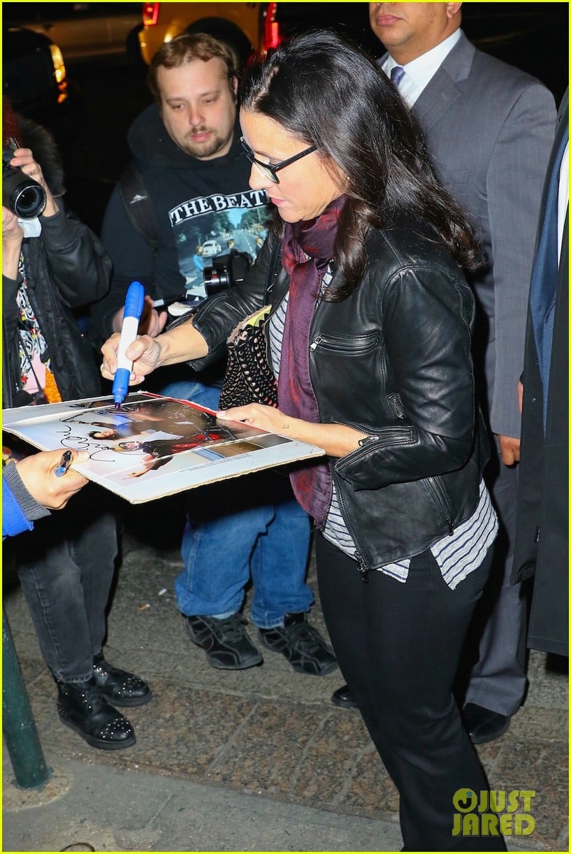 Nick Jonas Is a Sexy Landscaper in 'SNL' Skit Photo 3633645 Julia