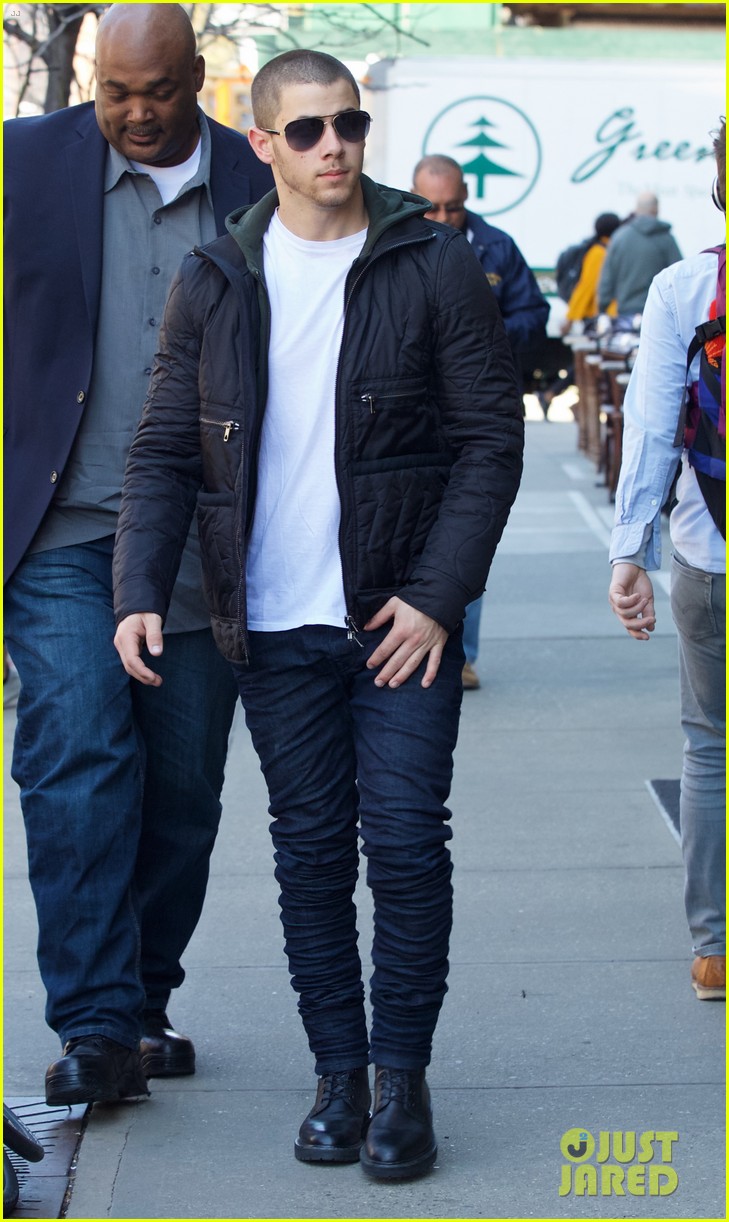 nick jonas gets ready for his saturday night live performance 033632756
