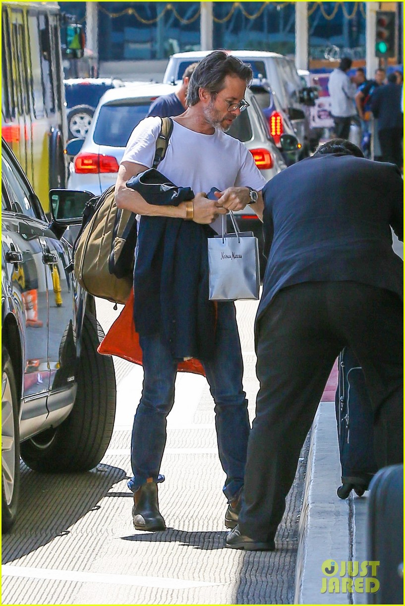 guy pearce steps out after news that hes expecting 183630374