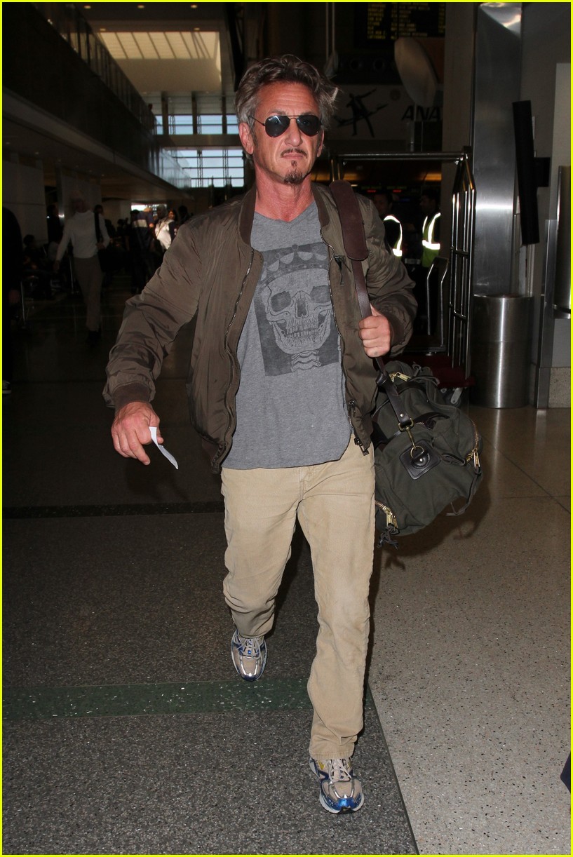 sean penn flies lax after angry birds 09