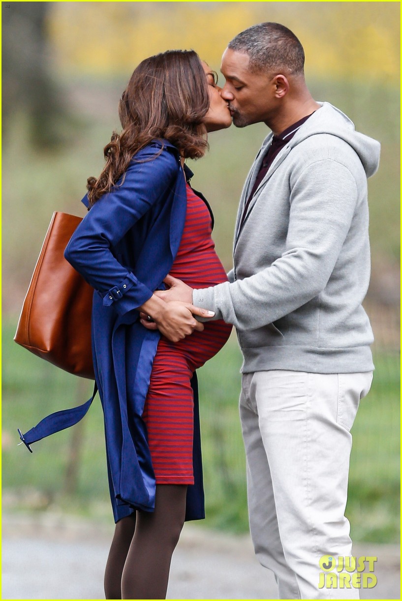 will smith kisses pregnant naomie harris for new movie 02